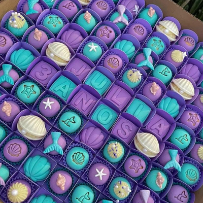 Mermaid-themed personalized brigadeiros
